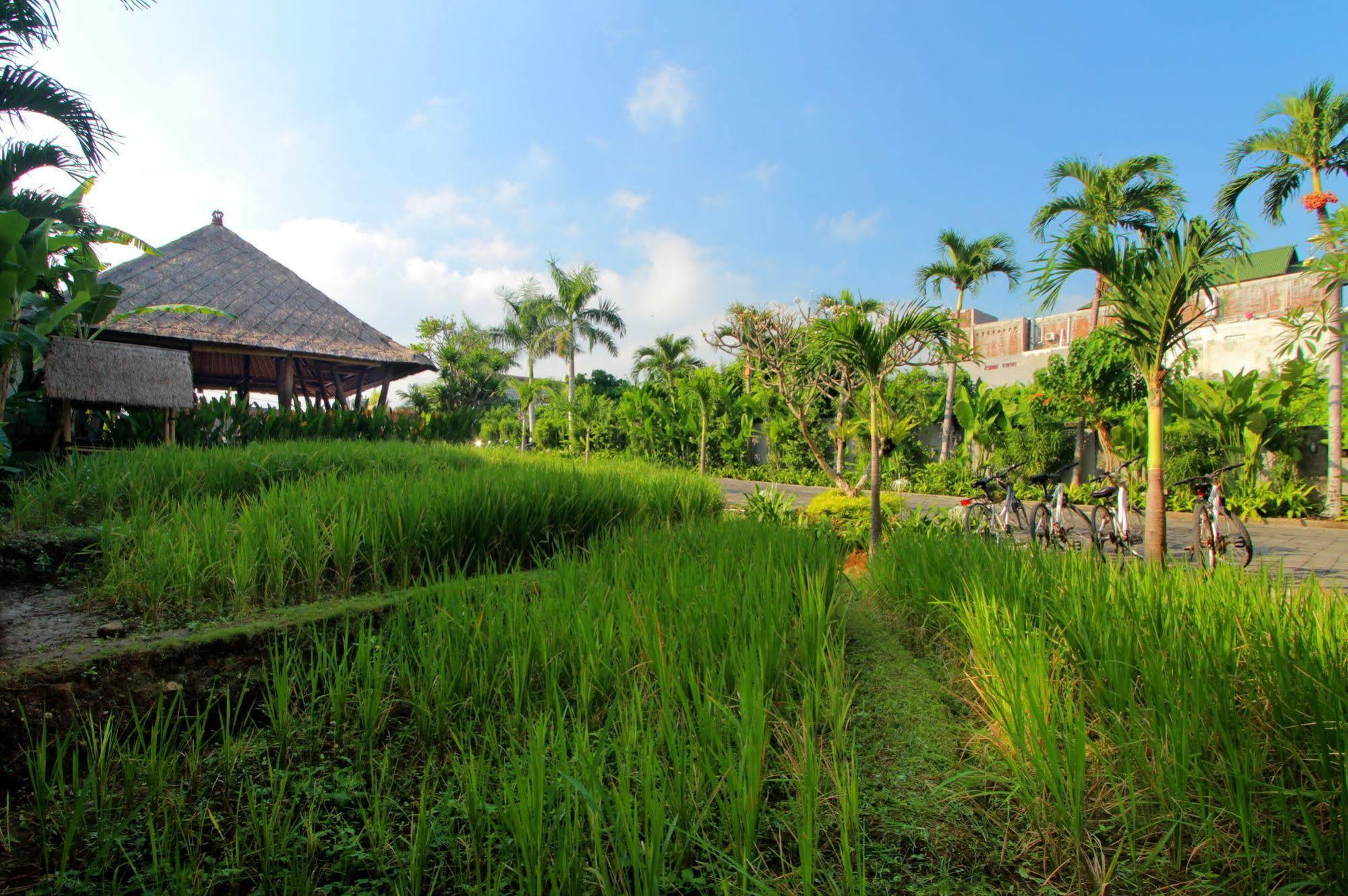 The Kirana Canggu Hotel Exterior foto